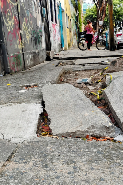 A Falta de Infraestrutura nas calçadas do Recife